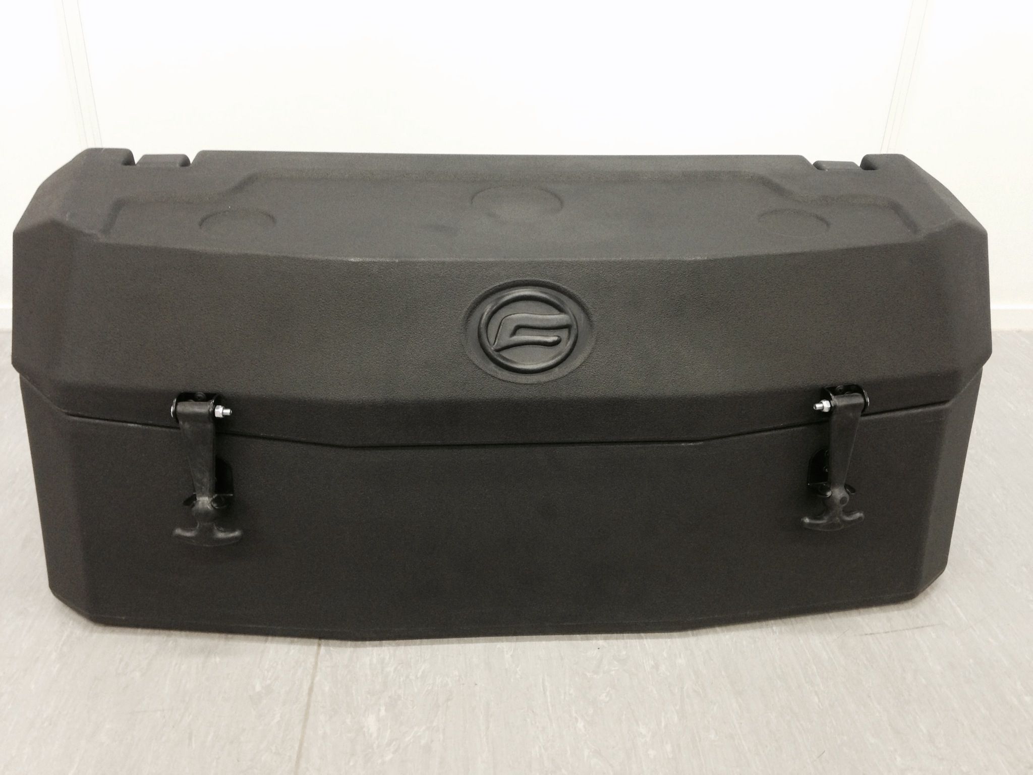 Кофр за спинкой кресла