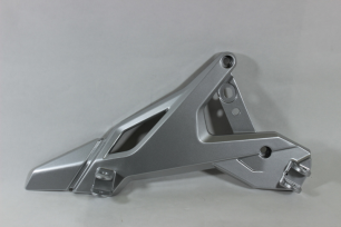 Кронштейн подножек правый (белый / SILVER WHITE)