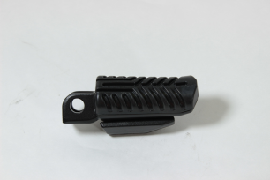 Подножка передняя левая в сборе (черный / MAUD SPIRIT BLACK)