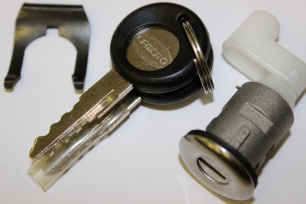 Замок бардачка