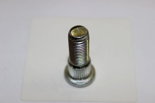 Болт колесной ступицы