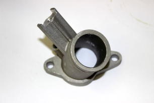 Фланец впускного коллектора заднего цилиндра Х8