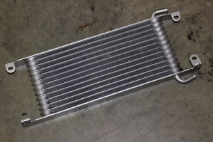 Радиатор масляный (выводы под шланг вдоль радиатора)