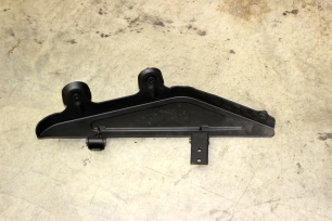 Кронштейн дверной панели, правый