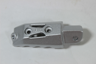 Подножка передняя правая (белый / SILVER WHITE)