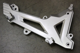 Кронштейн подножек, правый