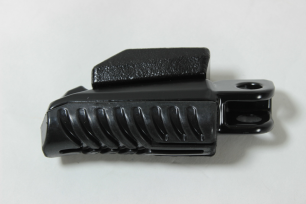 Подножка правая в сборе (черный / MATTE BLACK)
