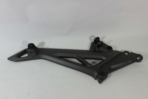 Кронштейн левой подножки  (черный / SILVER BLACK)