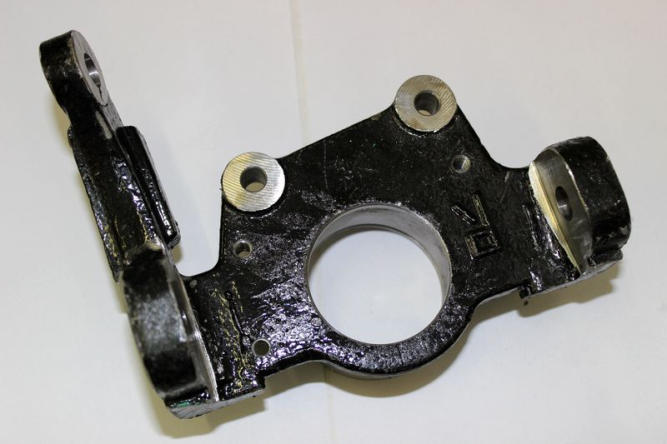 Кулак поворотный правый (для 12-дюймовых дисков)