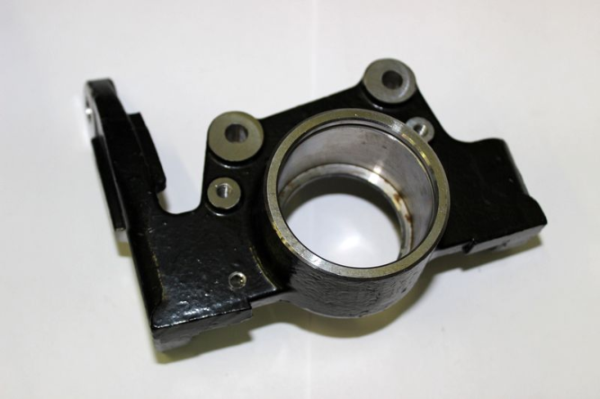 Кулак поворотный левый (для 14-дюймовых дисков)