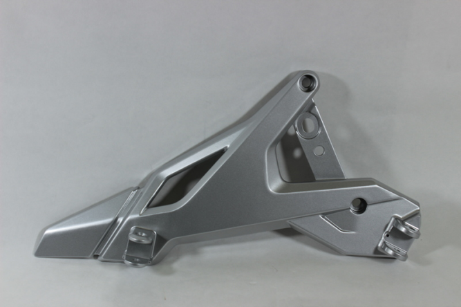 Кронштейн подножек правый (белый / SILVER WHITE)