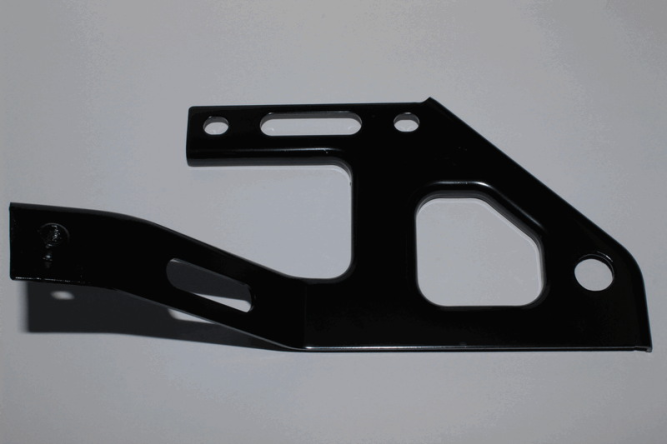 Кронштейн передний правый задней облицовки