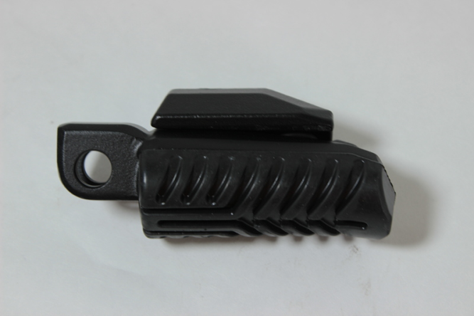 Подножка передняя правая в сборе (черный / MAUD SPIRIT BLACK)