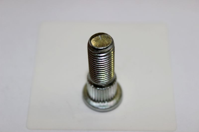 Болт колесной ступицы