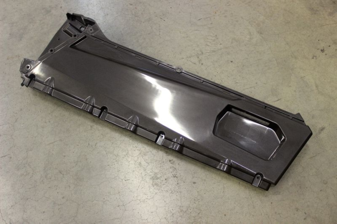 Облицовка борта кузова, левая (черный/INJECTED PEARL BLACK)