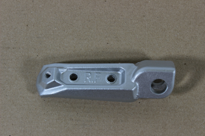 Основание передней правой подножки (MATTE SILVER WHITE)