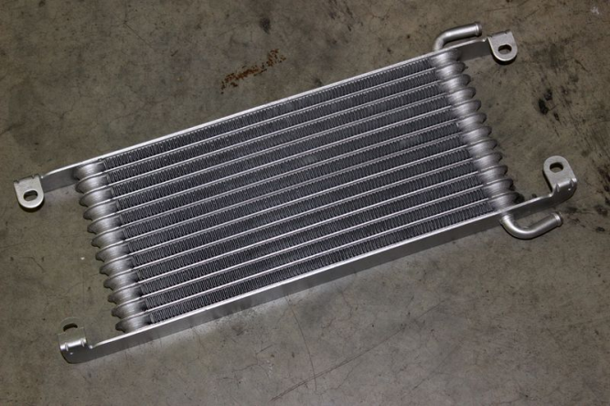 Радиатор масляный (выводы под шланг вдоль радиатора)