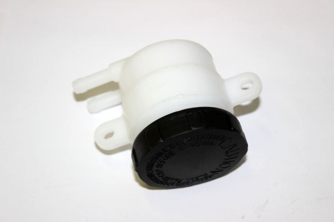 Бачок расширительный тормозной системы с боковым выходом