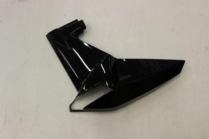 Кожух топливного бака, правый (черный)