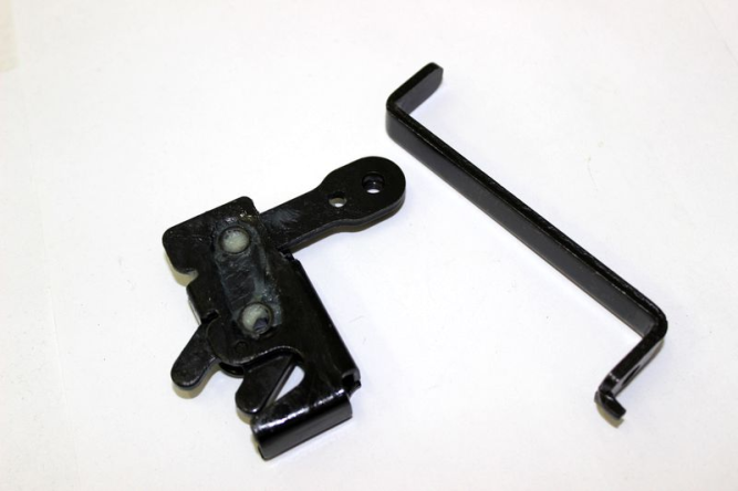 Замок капота