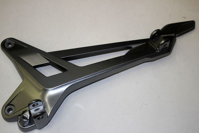 Кронштейн подножки, левый TITANIUM GRAY