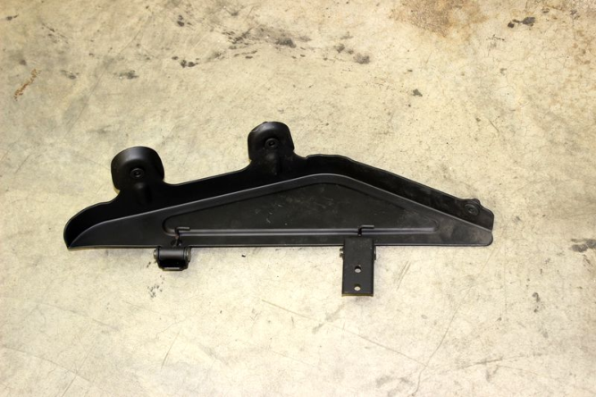 Кронштейн дверной панели, правый