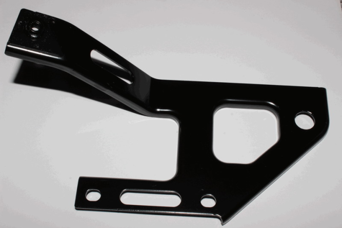 Кронштейн передний левый задней облицовки