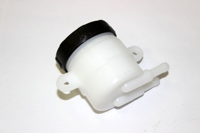 Бачок расширительный тормозной системы с боковым выходом