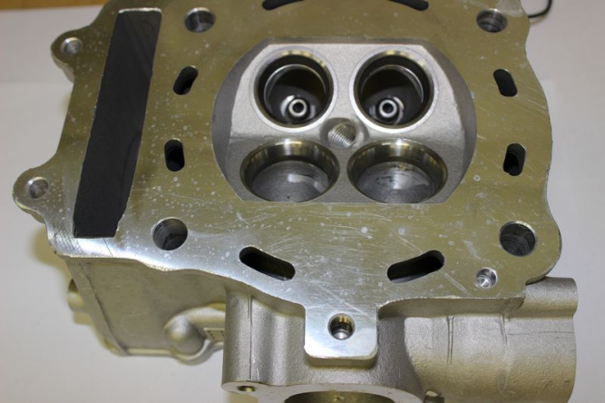 Голова цилиндра с клапанной крышкой