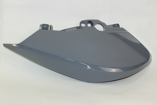 Облицовка топливного бака передняя, правая (серый / GHOST GRAY)