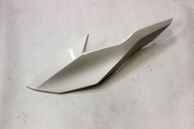 Дефлектор передний, правый (белый)