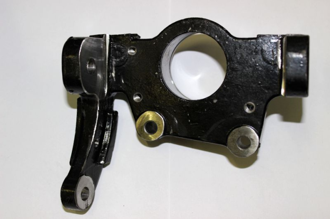 Кулак поворотный левый (для 14-дюймовых дисков)