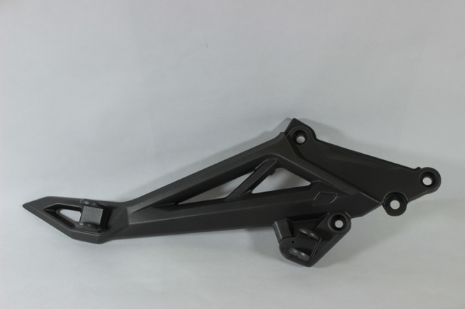 Кронштейн правой подножки  (черный / SILVER BLACK)