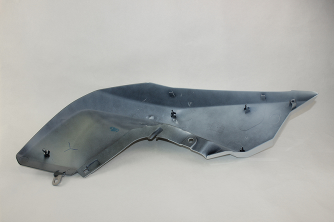 Панель топливного бака левая (белый + серый / NEBULA WHITE + MATTE TITANIUM GREY)