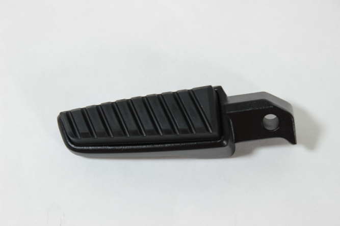 Подножка задняя правая в сборе (черный / MAUD SPIRIT BLACK)