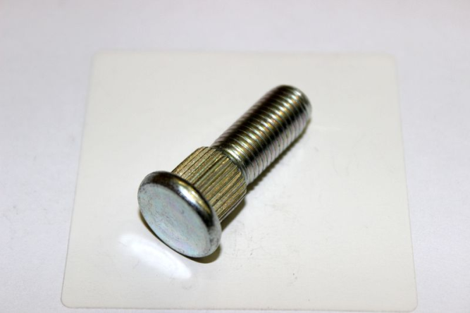 Болт колесной ступицы