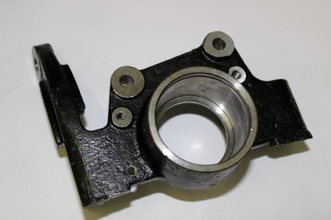 Кулак поворотный левый (для 12-дюймовых дисков)