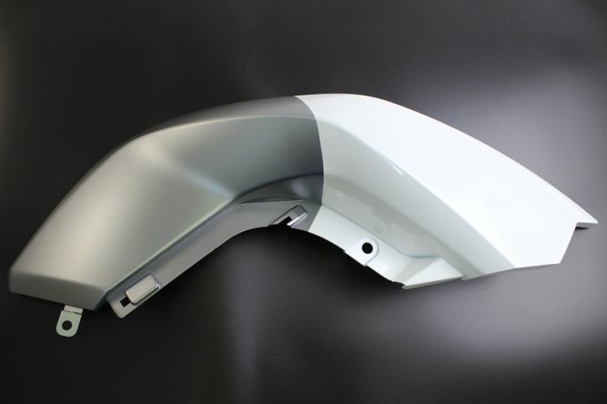 Панель топливного бака правая (белый + серый / NEBULA WHITE + MATTE TITANIUM GREY)