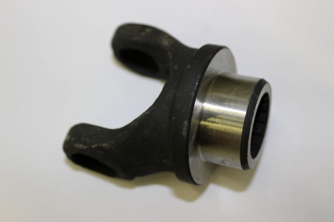 Вилка карданного шарнира заднего редуктора