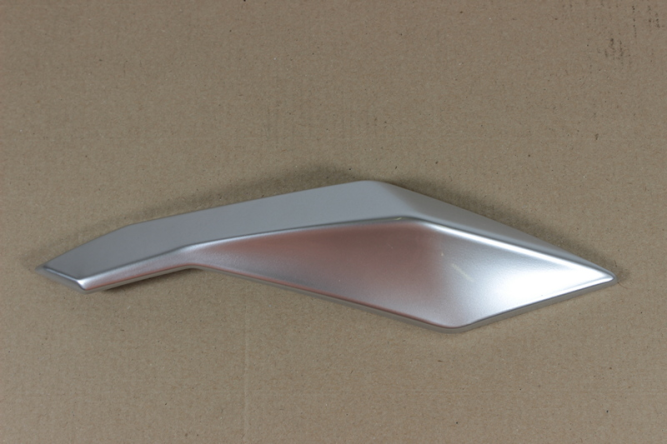 Элемент передней боковой облицовки, левый (PAINTED ULTRA SILVER)