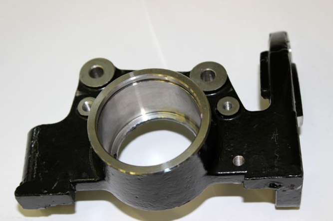 Кулак поворотный правый (для 14-дюймовых дисков)