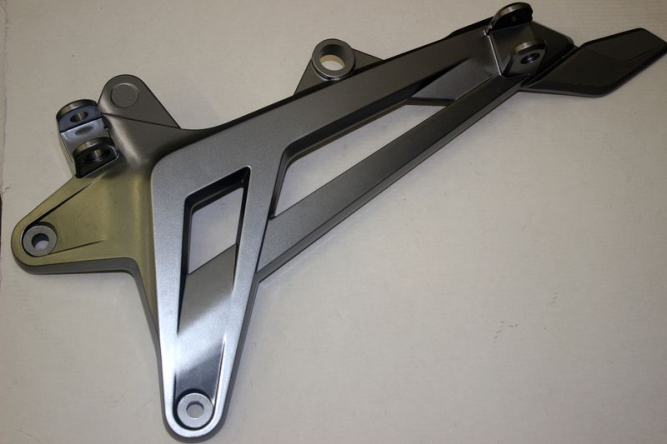 Кронштейн подножки, правый TITANIUM GRAY