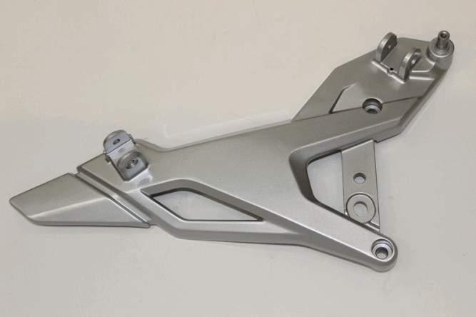 Кронштейн подножек левый (белый / SILVER WHITE)