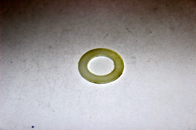 Прокладка болта верхней петли